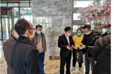 武汉旅客千里赠锦旗：“江城有恙，花都有情”